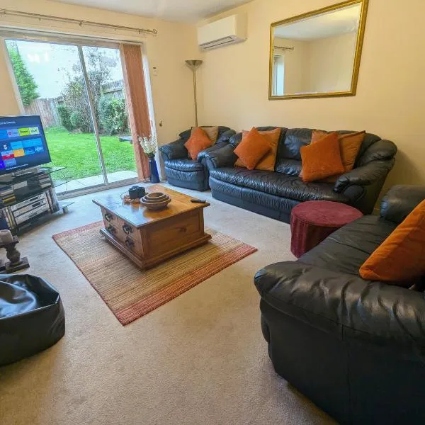 Spacious 4 Bed Riverside Home, hotel v mestu Bury