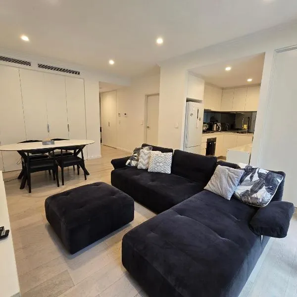 Spacious Modern Apartment with Private Garden, hotel in Baulkham Hills