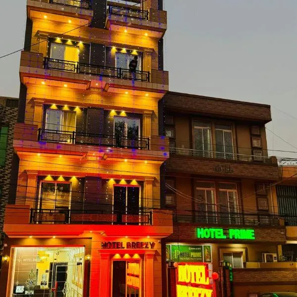 Hotel Breezy Lahore, hotell i Lahore