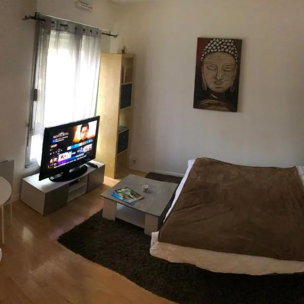 Charmant studio à Paris, hotell i Courbevoie