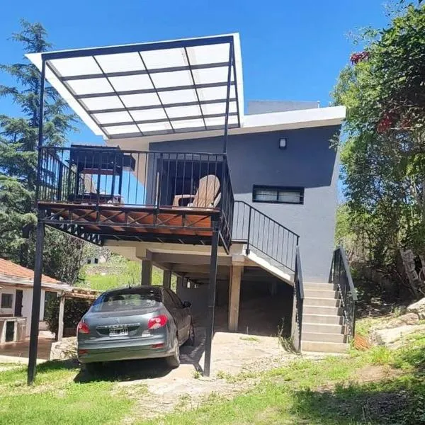 Casa en las sierras de Córdoba con Deck , Parrilla y estacionamiento，位于Cavalango的酒店