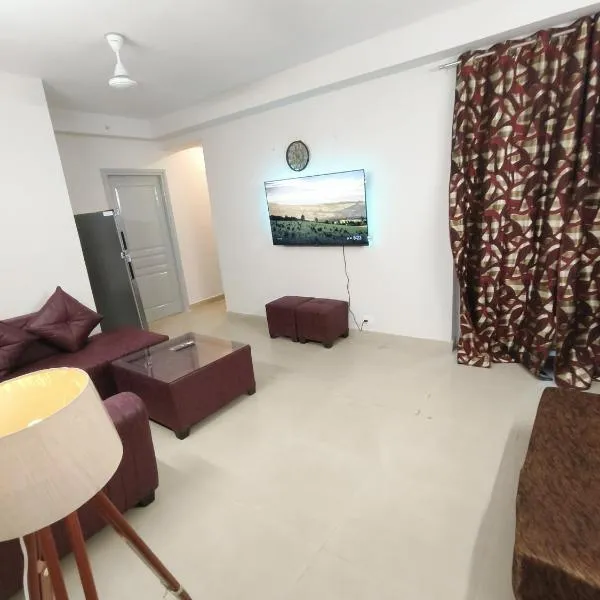 Sector143 near Advant Office-2BHK-Society-55" Smart Tv,10" Mattress-Spacious-Party,Couple,Family,WFO employes and NRI friendly Place with Kitchen ,living room ,Near Candor TechSpace,Advant IT park and Oxygen144 Center, hotel in Noida