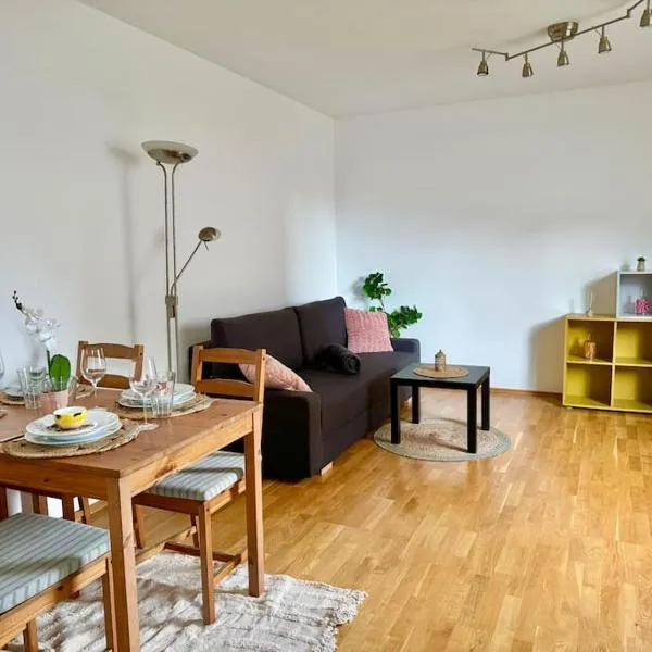 Happy Home near Airport with Free Parking, hotel din Schwechat