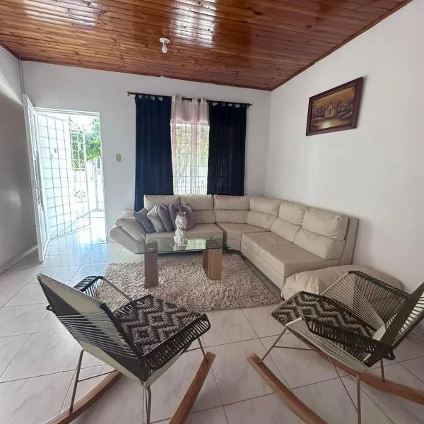 Casa con tres dormitorios y garaje, hotel en Montería