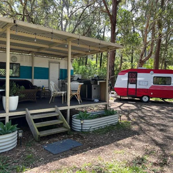 Crescent Head, stylish retro caravans, deck, bathroom, bush setting near beach, hotel Kempseyben