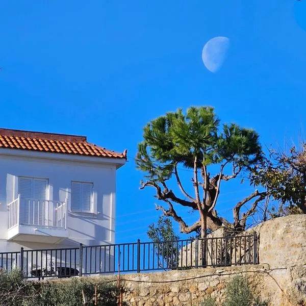 Peloponnese Hideout - White house with the sea view、アクラタのホテル