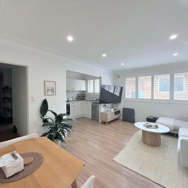 Coogee Sunrise - 2 Bed Apt with Work Desks and Balcony, hótel í Sydney