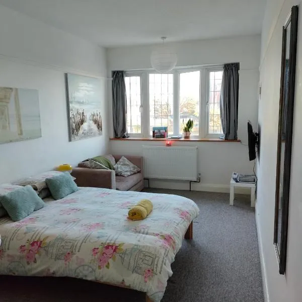 Guest suite 50m from the beach, hotel din Bognor Regis