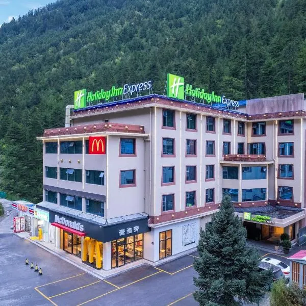 Holiday Inn Express Jiuzhaigou,Only 600 Meters to Jiuzhaigou Park, an IHG Hotel, hotel di Tazang