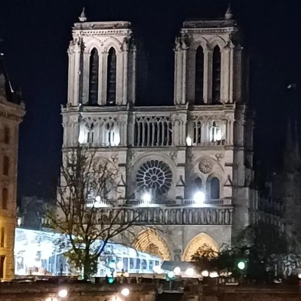 NOTRE-DAME Chez Léontine 2 ch Parking, хотел Colombes