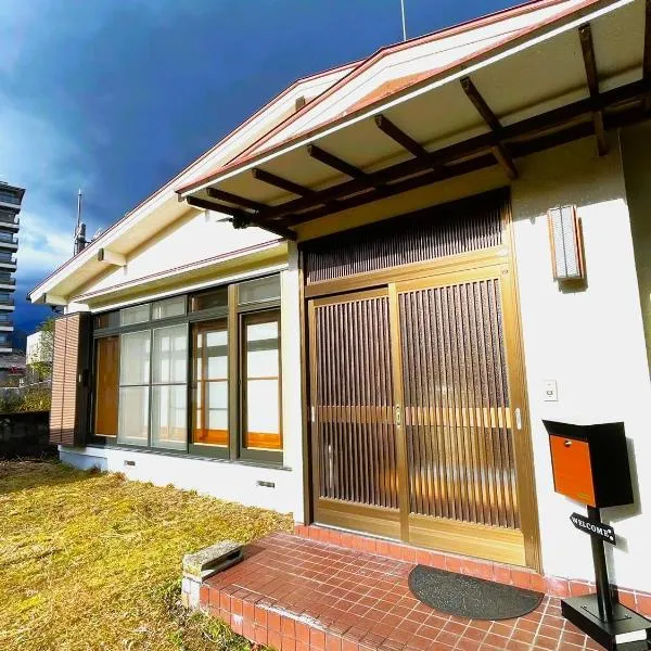 Nikko Station-Side Towa STAY 日光駅まで3分一軒家丸貸し民泊の宿، فندق في 日光市