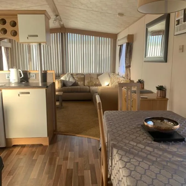 B58 3bed caravan, sleeps up to 8, free Wi-Fi, parking, hotel u gradu Konvi