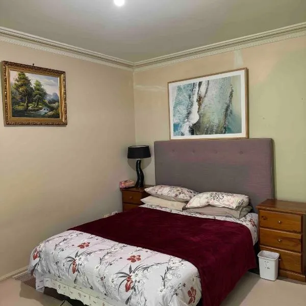 Couple room with shared bathroom, Hotel in Glen Waverley