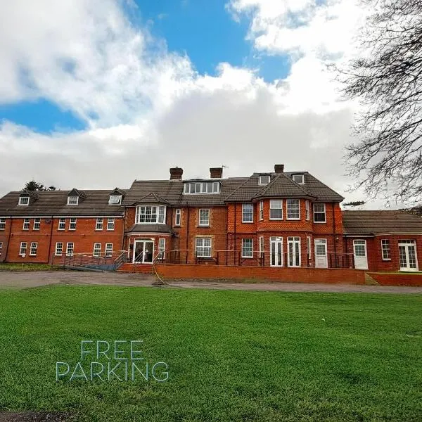 Trivelles Gatwick Hotel & airport Parking, hotel en Crawley