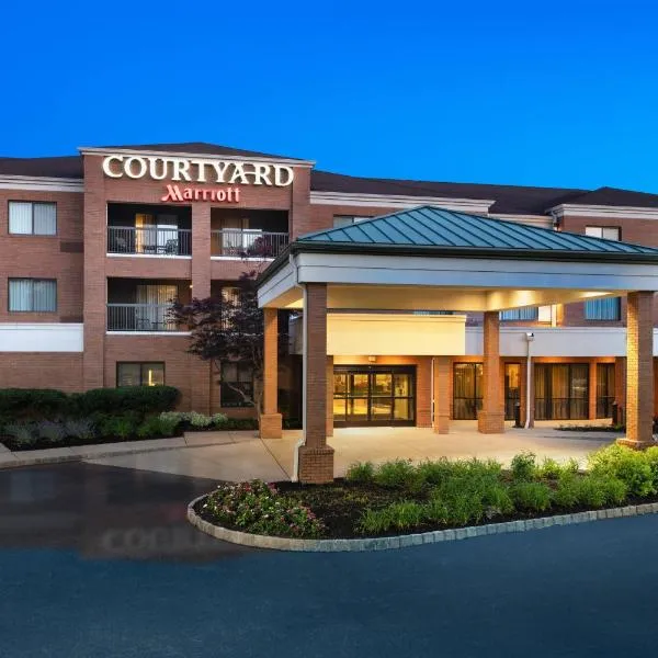 Courtyard by Marriott West Orange، فندق في نيوآرك