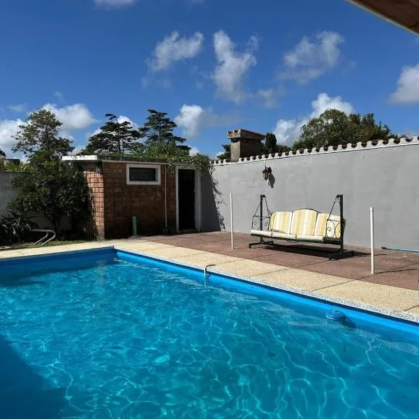 Casa con piscina Atlántida, hotel em Atlántida