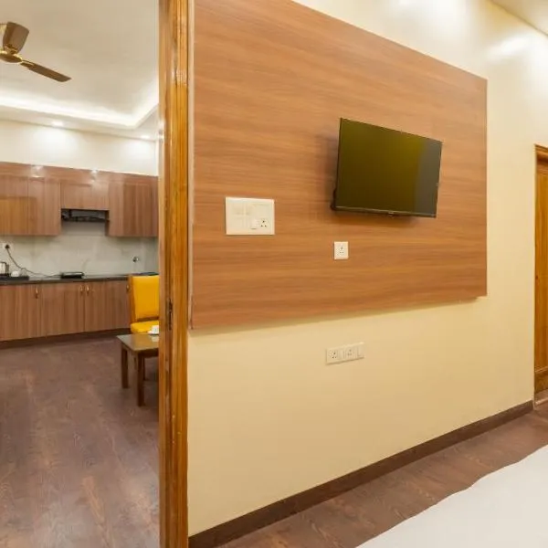 Lime Tree Luxury One Bed Room Apartment with kitchen - City Centre Noida Sector 50, hotell i Noida