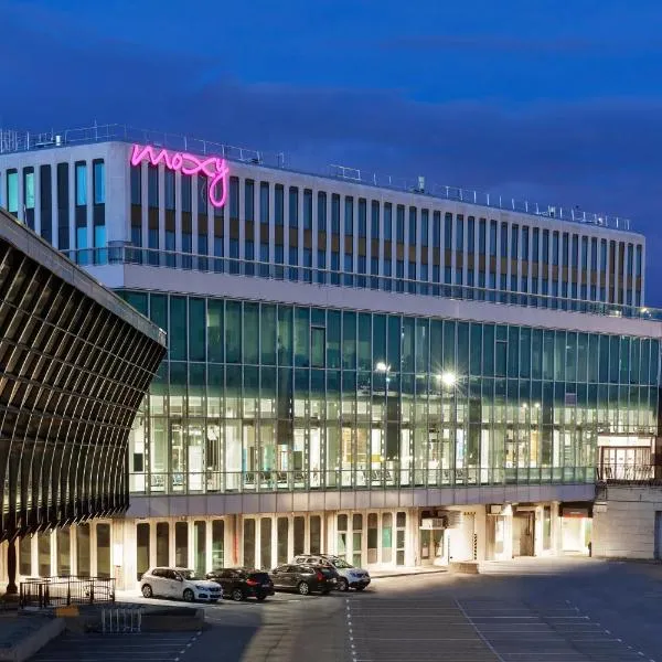 Moxy Lyon Airport, ξενοδοχείο σε Villefontaine