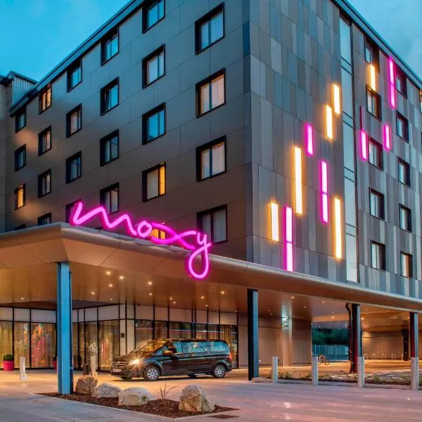 Moxy London Heathrow Airport โรงแรมในเฮาน์สโลว์