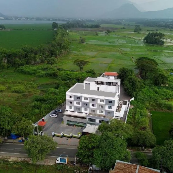 The Lotus Hotel Visakka Palani, hotelli kohteessa Palni