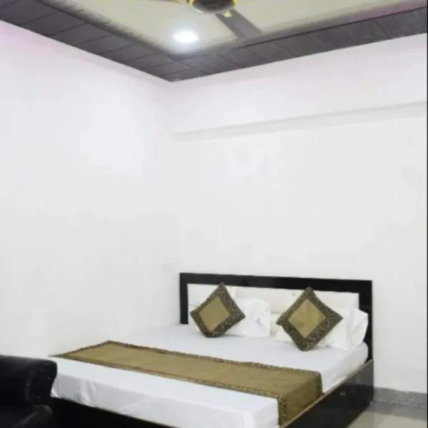 HR Hotel and Guest House by Mainak, hotel em Varanasi