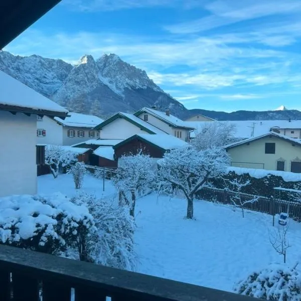 Haus mit wunderschönem Ausblick und Garten, khách sạn ở Mittenwald