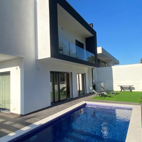 Luxury villa surrounded by nature and beach, hotel in Costa de Caparica