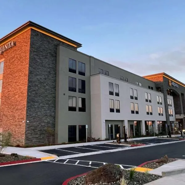 La Quinta Inn and Suites by Wyndham Lincoln, отель в Линкольне