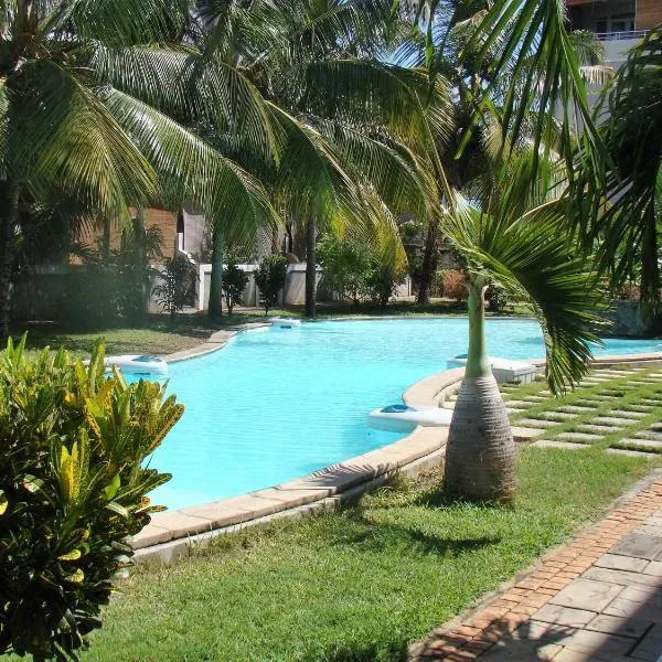 Althea's nice, comfy 4 BR townhouse with pool in Grand Bay- AH 1, hotel in Grand Bay