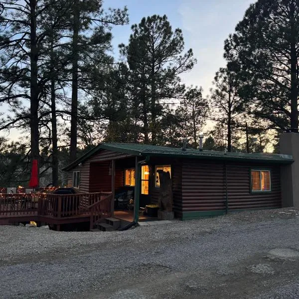 Gonzales Cozy Little Bear Cabin, hotell Ruidoso