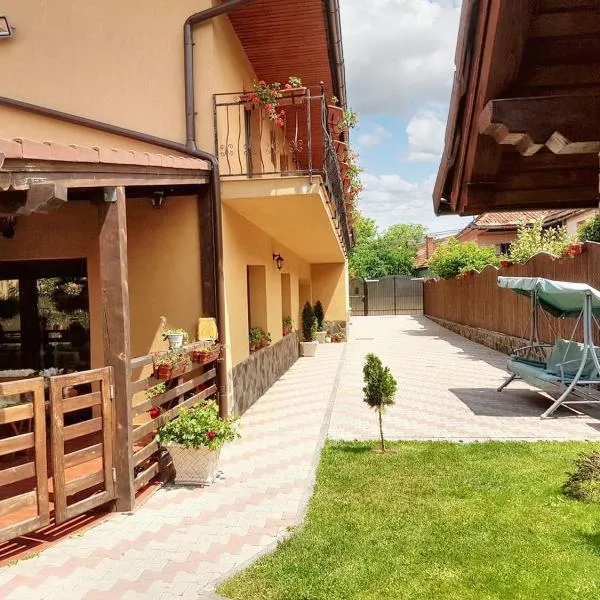 Charming House in Sacele with Garden View + BBQ, hotel Săcele