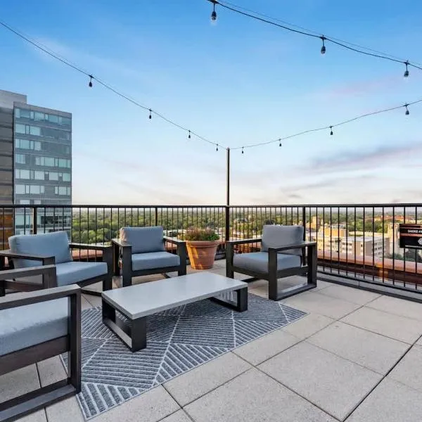 Viesnīca Oak Park Downtown King Bed Rooftop Fitness Center Top Flr City View pilsētā Oukparka