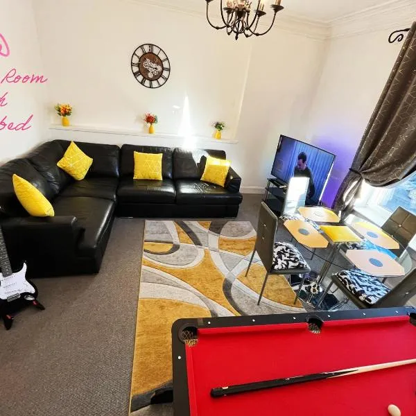 Two Bedroom Entire Flat, Luxury but Affordable Next to M90, hotell sihtkohas Fife