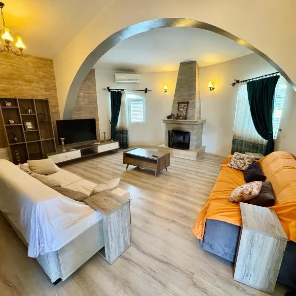 Villa Karakum with Private Pool Girne Kyrenia, hotel en Kyrenia