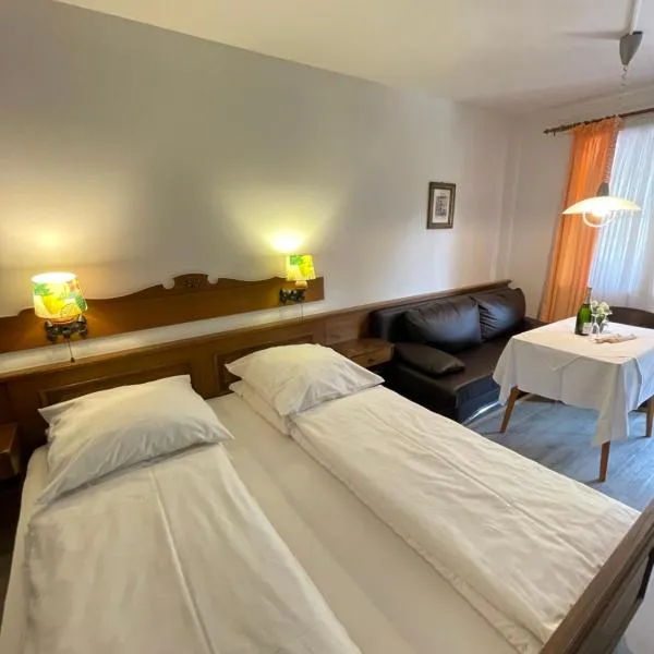 FeWo 36 - Appartement im Rottalblick - Rustikal & Urig wohnen, mit Bademantelgang zur Therme, TV, Doppelbett, Schlafsofa, Balkon und persönlichem Gästeempfang von Astarte Estate, hotel v destinácii Bad Griesbach