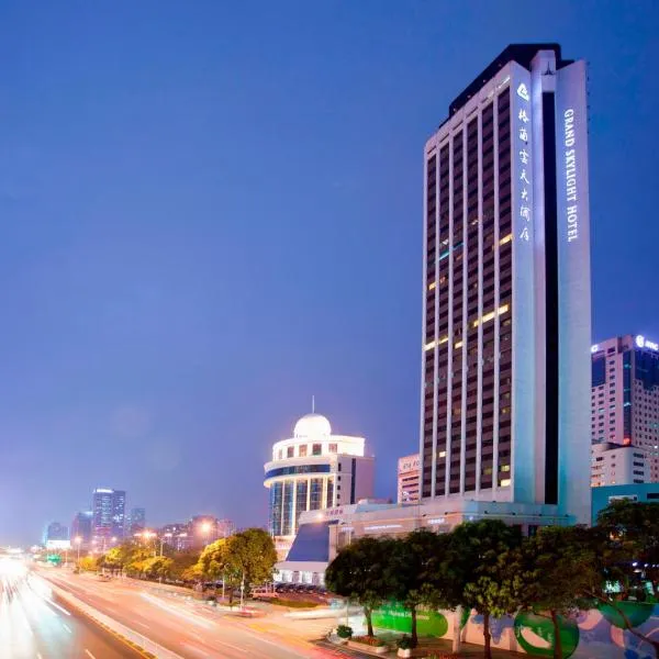 Grand Skylight Hotel Shenzhen Zhonghang: Shenzhen şehrinde bir otel