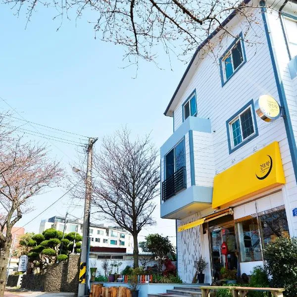 Ganderak Guesthouse, hotel u gradu 'Jeju'