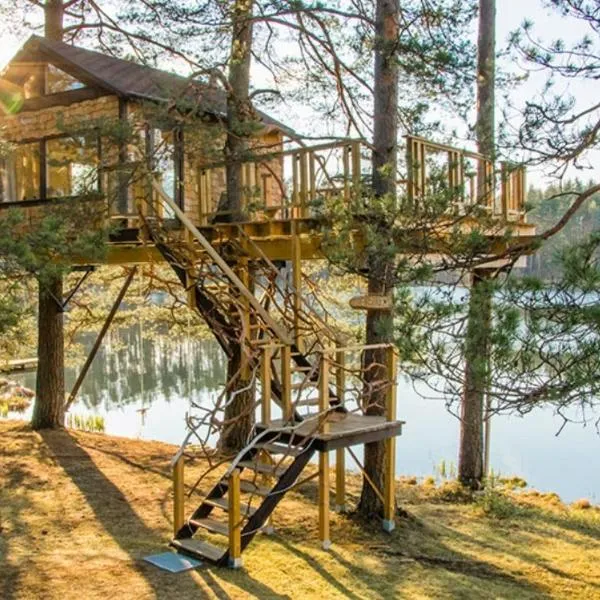 Treehouse Čiekurs, hotel u gradu 'Cēsis'