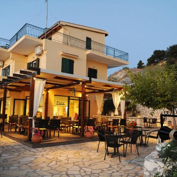 Zephyros Rooms And Apartments: Agios Nikitas şehrinde bir otel