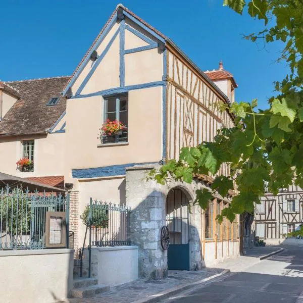 Hôtel Aux Vieux Remparts, The Originals Relais, hotel v destinaci Provins