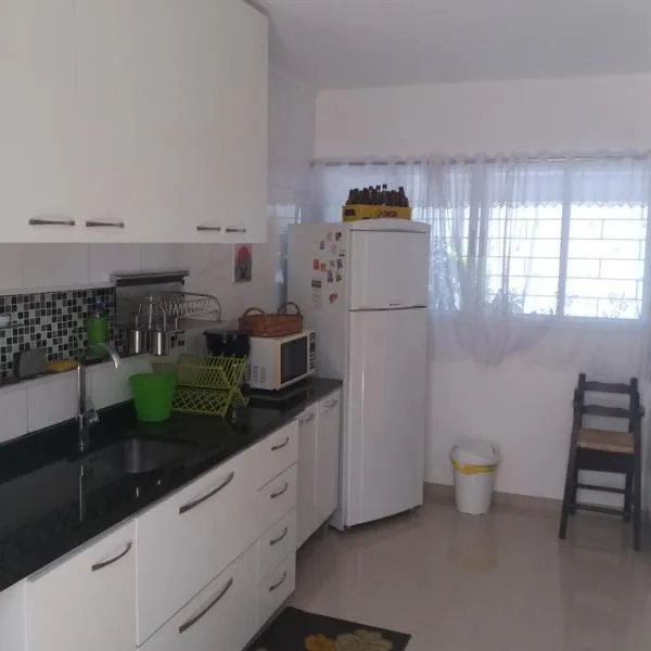 Casa com garagem em condomínio, hotel en Curitiba