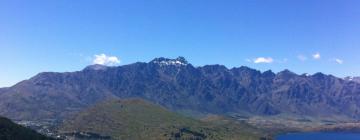 Viesnīcas netālu no apskates objekta kalnu grēda The Remarkables