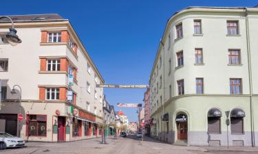 Viesnīcas netālu no apskates objekta iela Stodolní Street