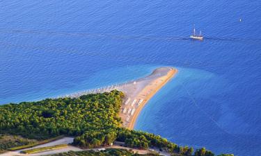 Zlatni Rat Plajı yakınındaki oteller