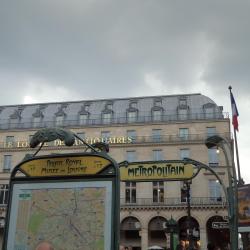 Palais Royal-Musée du Louvre metrostasjon