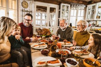 9 Thanksgiving Table Activities to Break the Ice & Have Fun