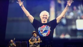 Pearl Jam pay tribute to Bill Walton