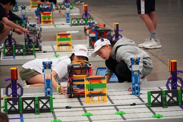 女子小中学生チームがVEX世界大会に出場　「ロボットをゼロから作り上げる面白さ」とは？