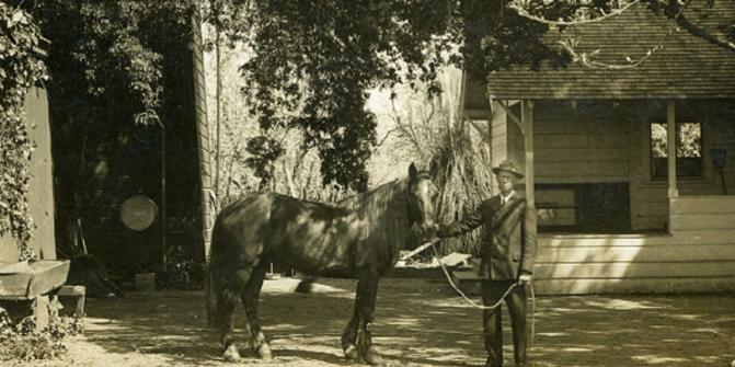 Il nonno di Ralph Pearce, William "Frank" Pearce, con il suo cavallo in Pomeroy Avenue, Santa Clara, all'inizio del 1900. Album di famiglia Pearce.