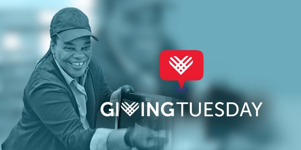 도서관의 컴퓨터 모니터 중 하나를 청소하는 미소 띤 자원봉사자. 하트가 있는 Giving Tuesday 로고.